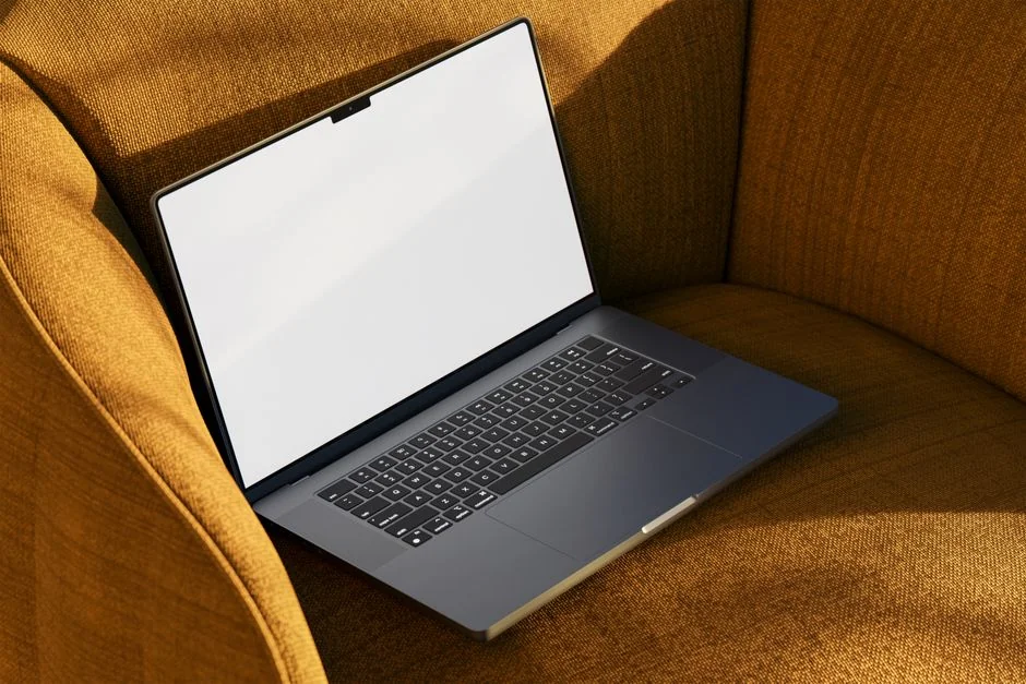 Créez le site web de vos rêves pour préparer votre avenir. Un ordinateur portable, MacBook, posé sur une table portative avec une tasse de café ou de thé à côté.